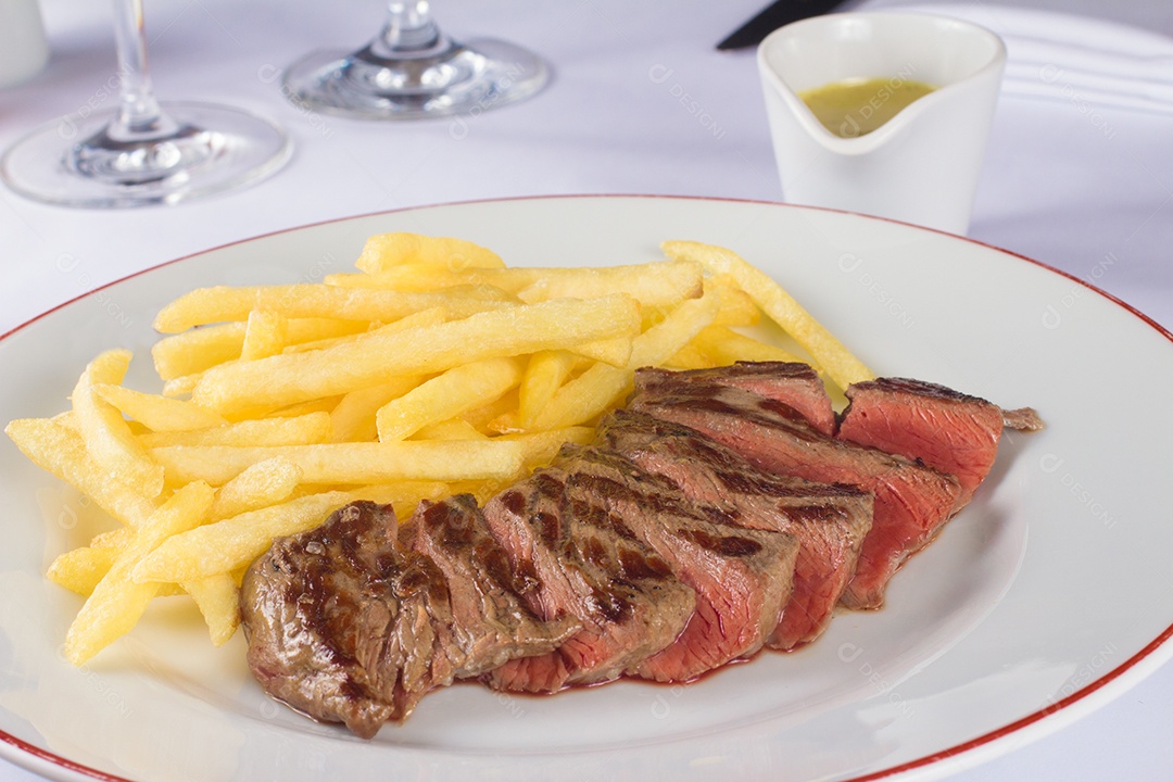 Bife de entrecosto francês com batatas fritas e molho especial