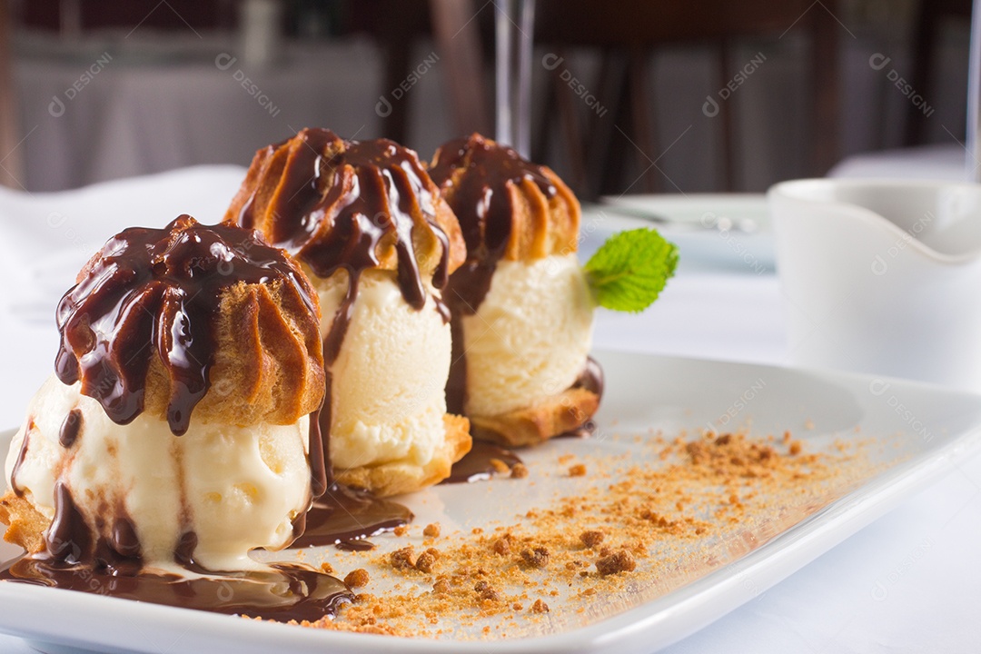 Sobremesa tradicional de Profiteroles com sorvete e calda de chocolate