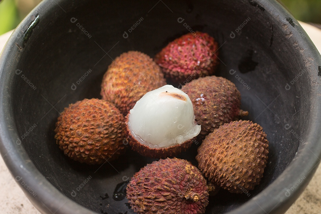 Lichia na tigela. Fruta tropical.