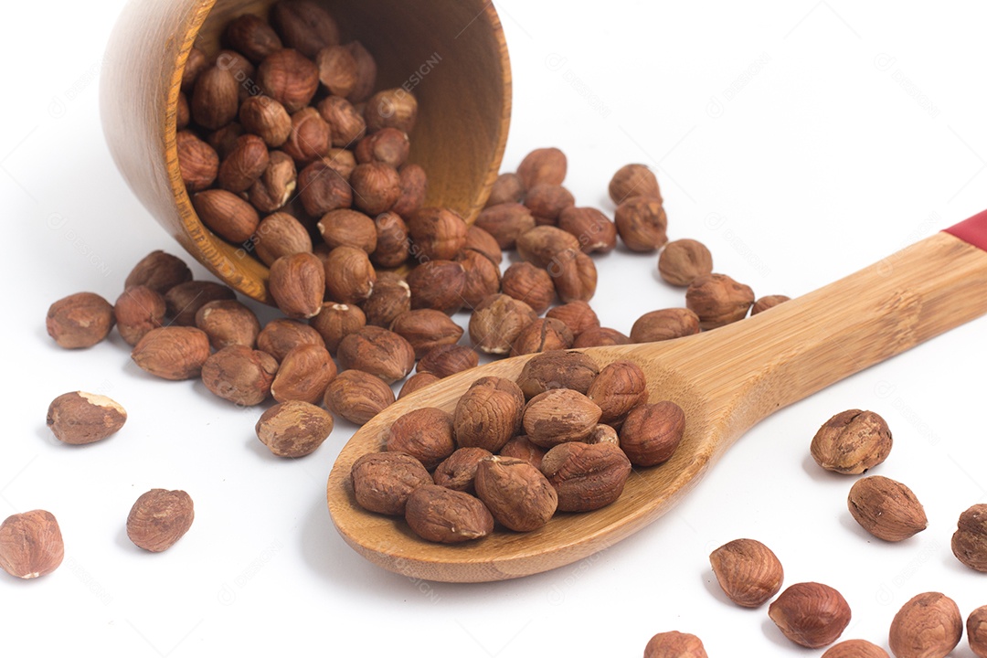 Avelã em uma colher isolada em fundo branco