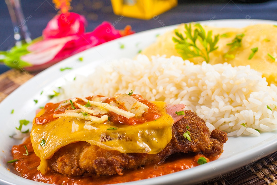 Filé de Frango à Parmegiana com Arroz