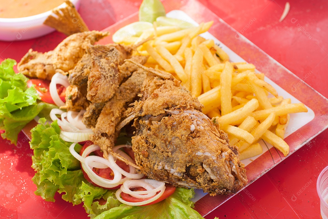 Brasileiro peixe frito com batatas fritas e salada