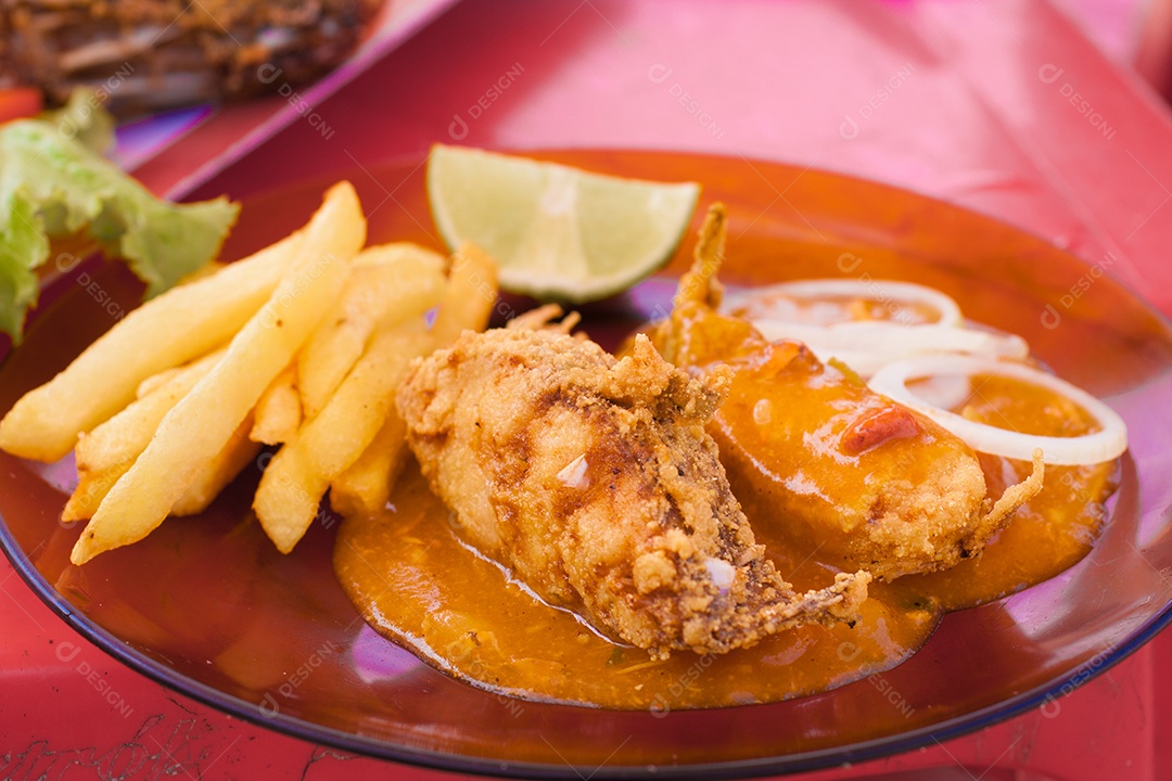 Brasileiro peixe frito com batatas fritas e salada