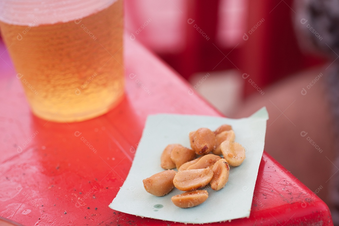 Amendoim e cerveja em bar de praia carioca