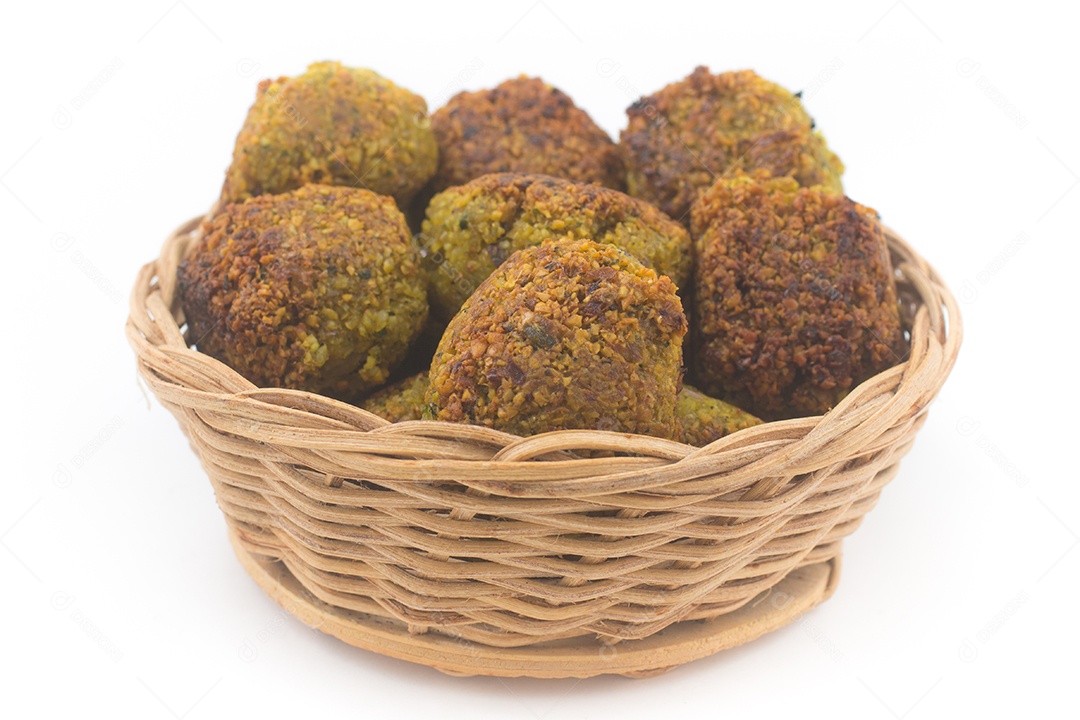Bolas de falafel em uma cesta isolada em fundo branco