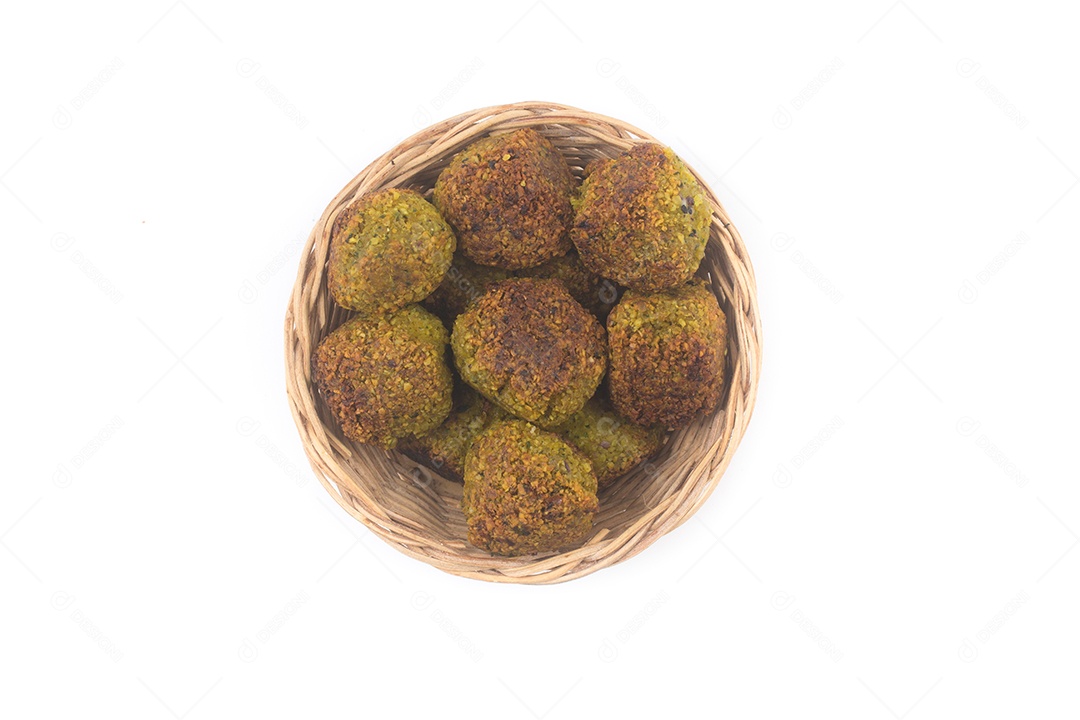 Bolas de falafel em uma cesta isolada em fundo branco