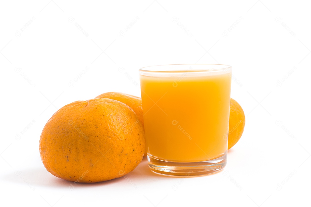 Suco de tangerina fresco isolado em fundo branco