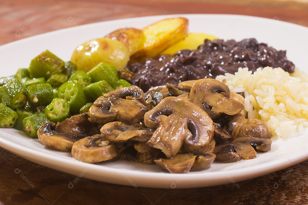 Cogumelo Shitake com refeição vegana sobre uma mesa de madeira