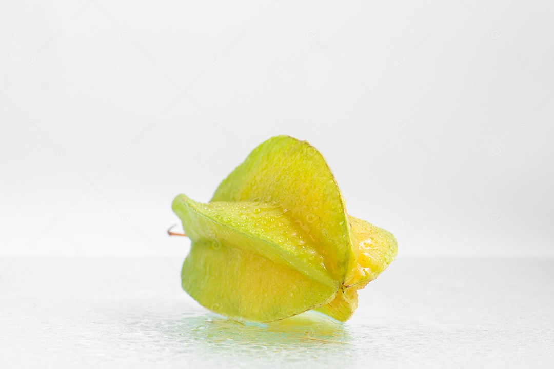 Carambola estrela de fruta em fundo branco