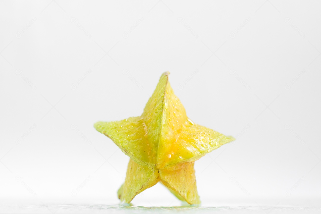 Carambola estrela de fruta em fundo branco