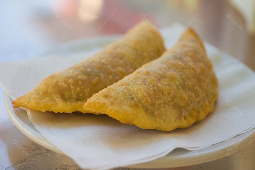 Dois Pastel Brasileiro. Comida tradicional de praia no Brasil