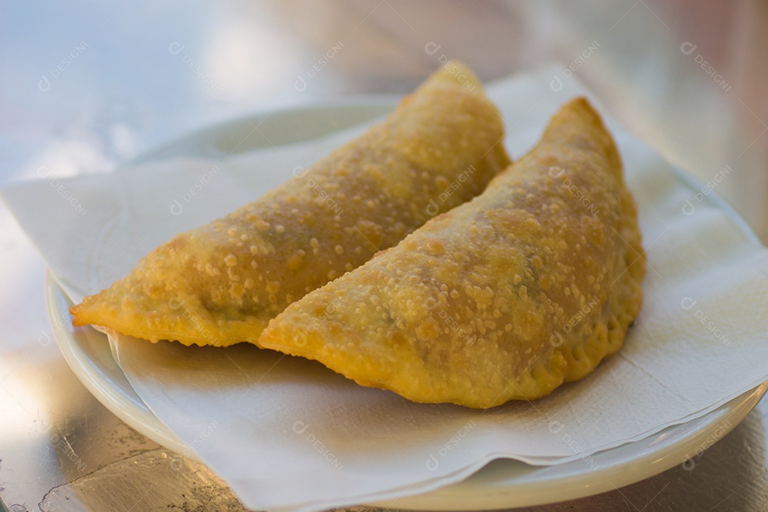 Dois Pastel Brasileiro. Comida tradicional de praia no Brasil
