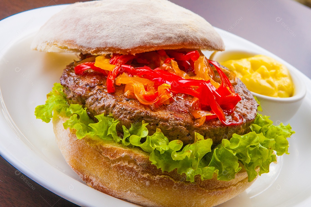 Delicioso lanche com carne e salada