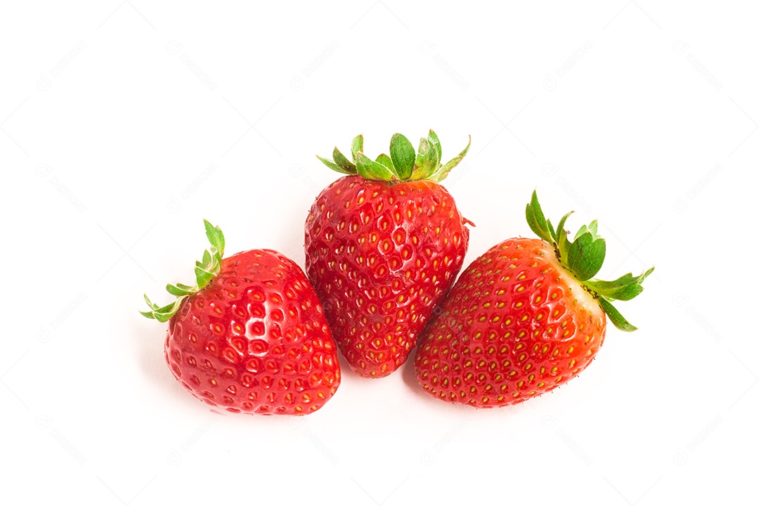 Morangos vermelhos frescos em fundo branco