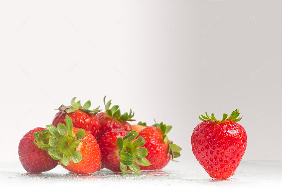 Morangos vermelhos frescos em fundo branco