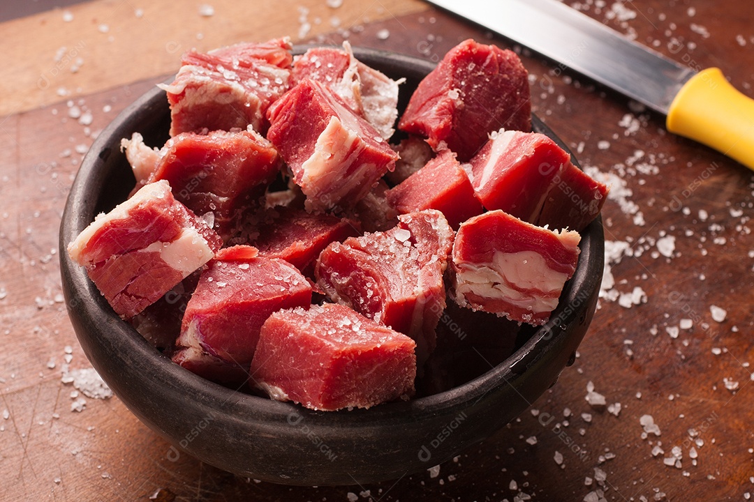 Bife de carne seca picado sobre uma mesa de madeira