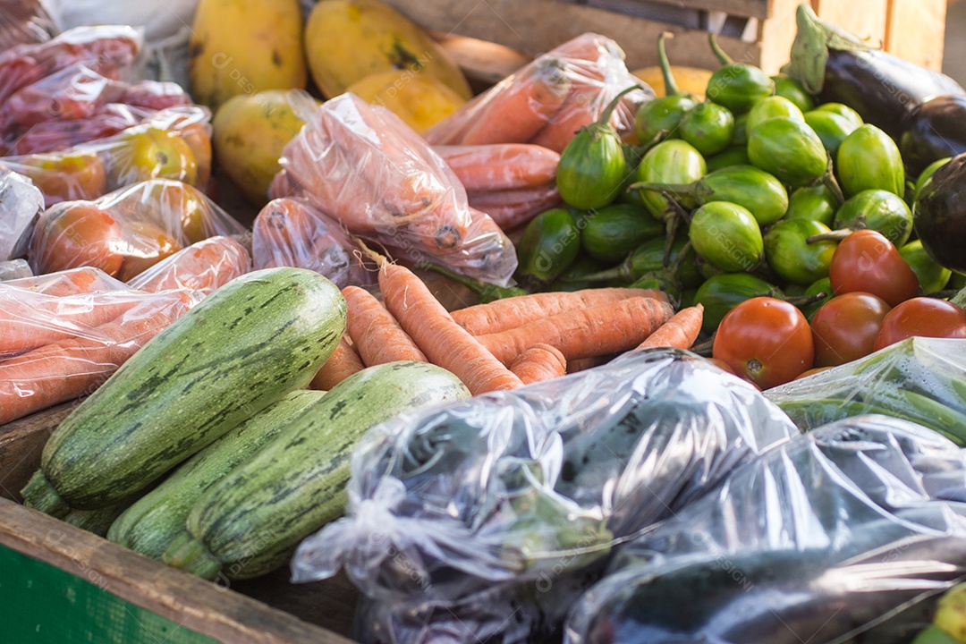 Legumes em um mercado de rua no Rio de Janeiro, Brasil