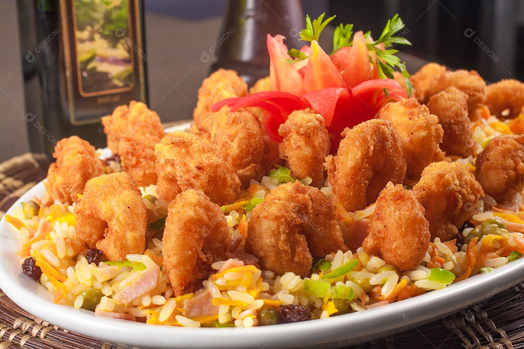 Camarão à milanesa com arroz, presunto e legumes