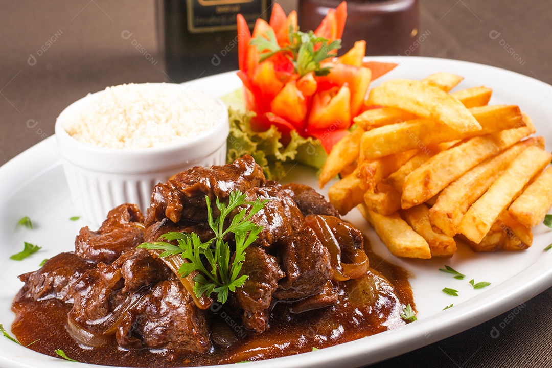 Aperitivo de filé mignon com batata frita e farofa
