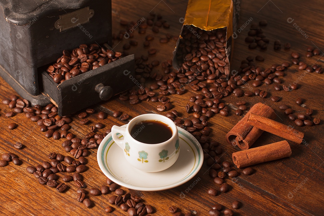 Moedor de café antigo, grãos de café e xícara