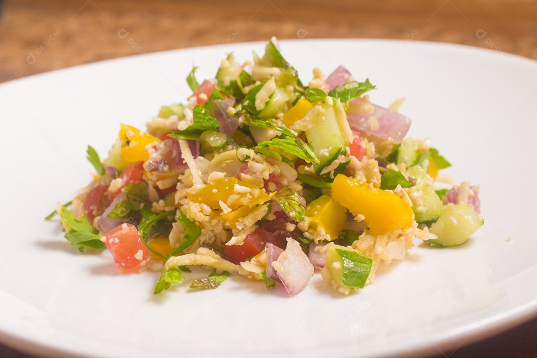 Tabule de couve-flor vegano sobre uma mesa de madeira