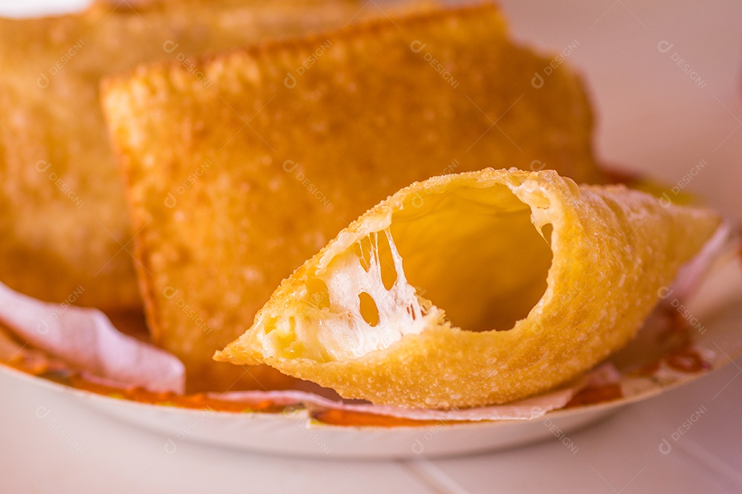 Pastel de queijo brasileiro em uma tigela sobre uma mesa branca