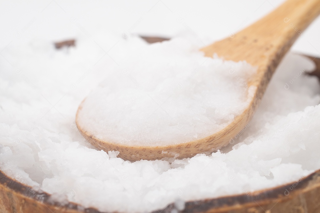 Óleo de coco na tigela de coco em fundo branco