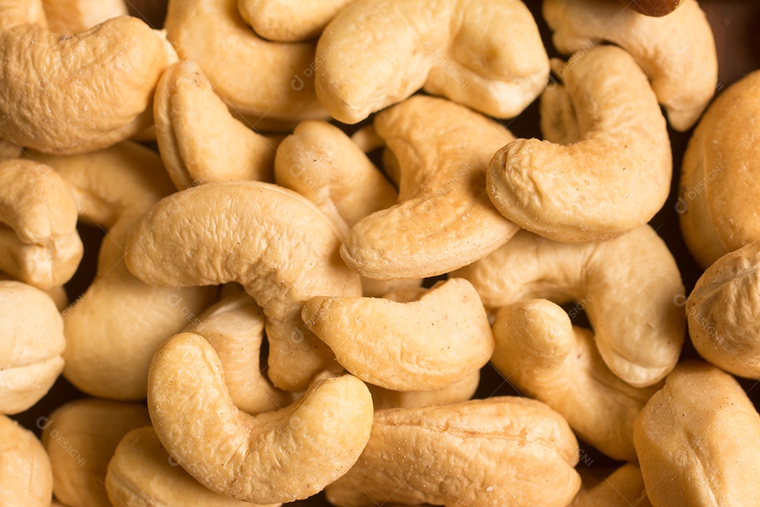 Caju, castanha de caju sobre uma mesa de madeira