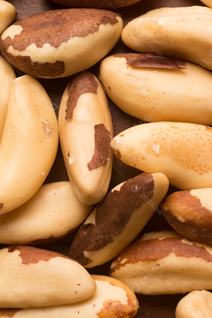 Close da Castanha do Pará sobre uma mesa de madeira