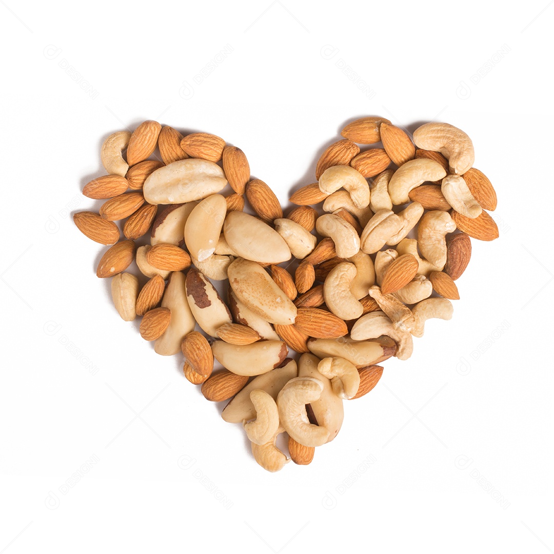 Amêndoa, caju e coração de nozes do Pará em forma de coração em fundo branco