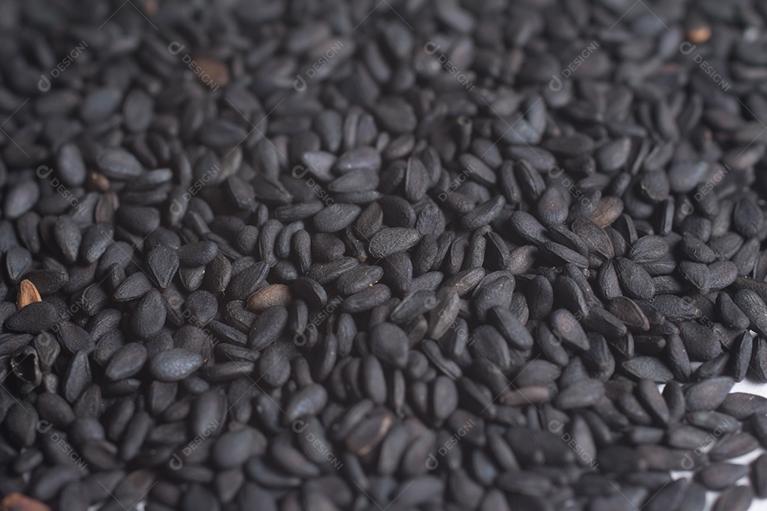 Close-up de gergelim preto em fundo branco