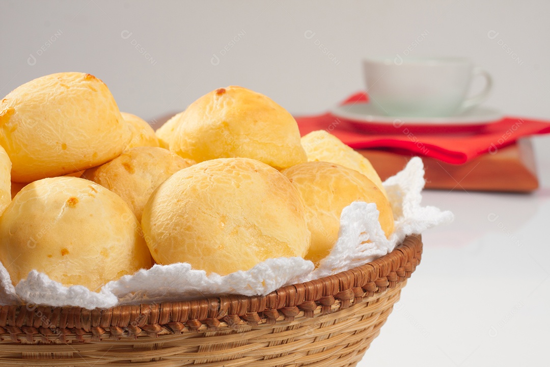 Pão De Queijo Brasileiro Em Fundo Branco
