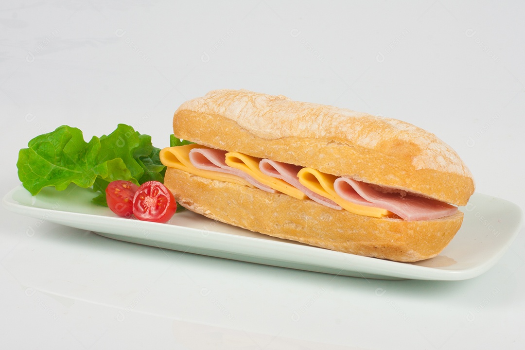 Sanduíche de queijo e presunto com salada fresca