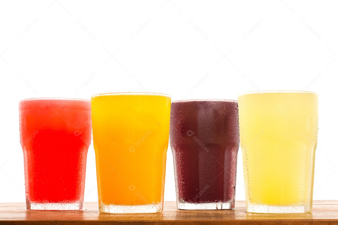 Sucos frescos coloridos sobre uma mesa de madeira