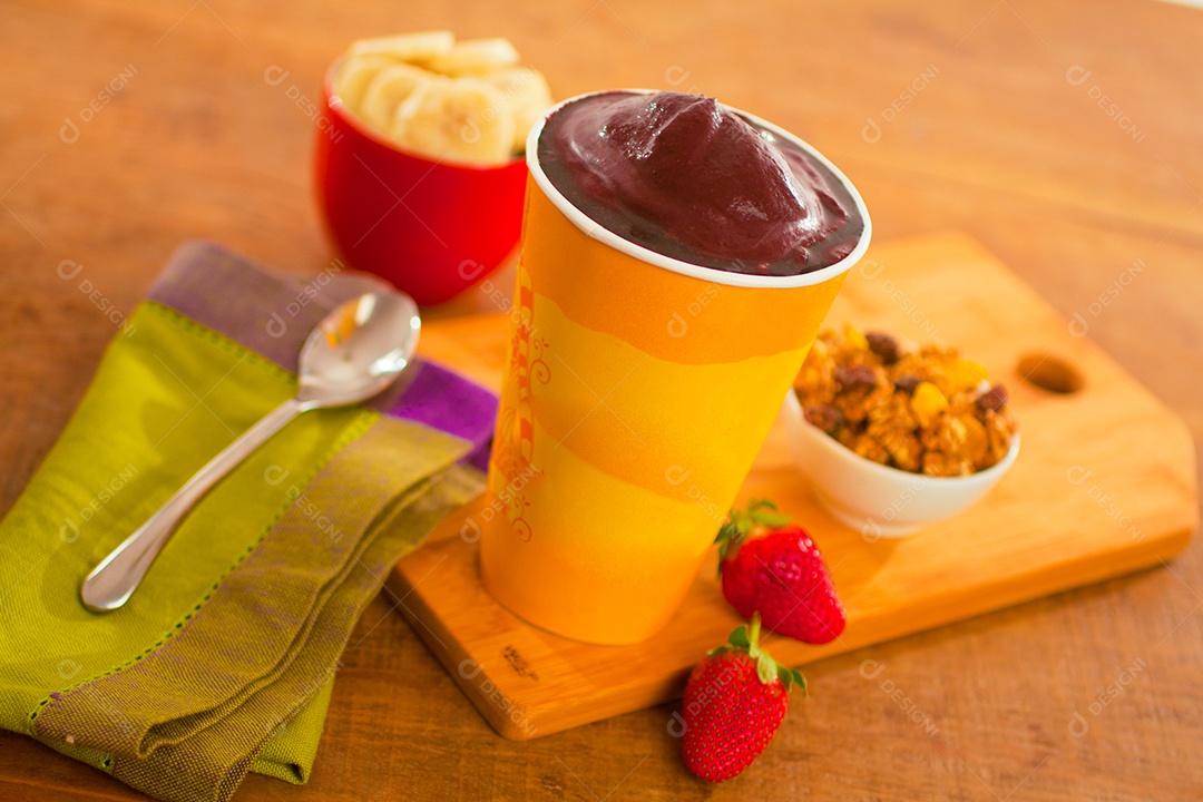 Açaí brasileiro tradicional com banana, aveia e morango