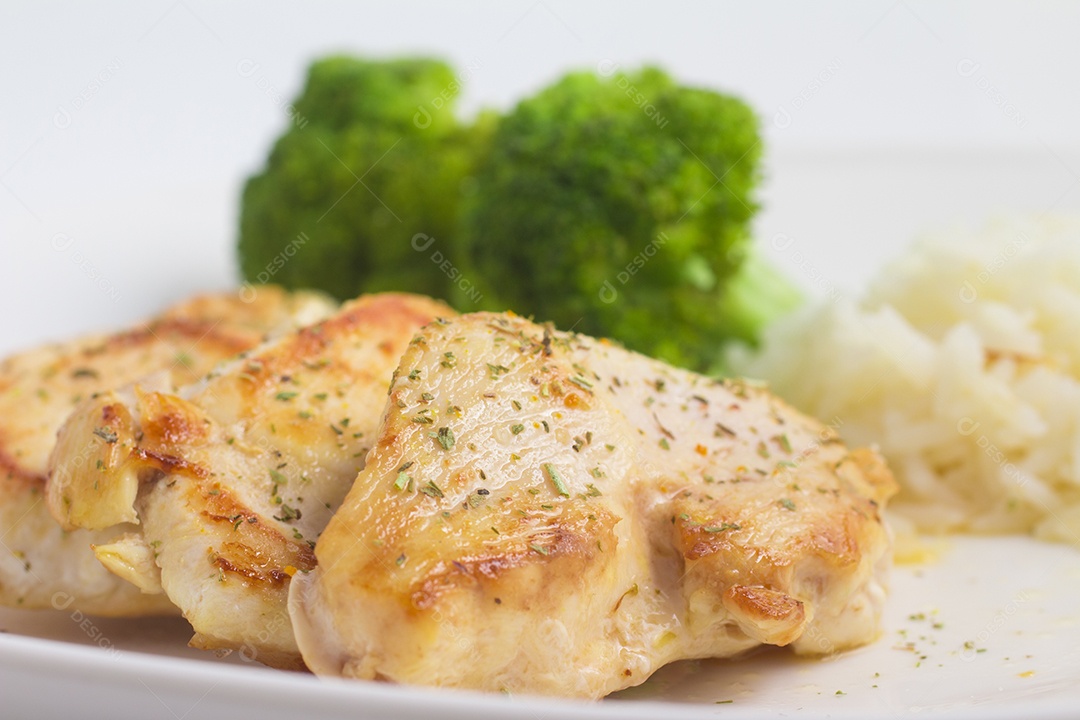 Filé de frango com arroz e brócolis em fundo branco