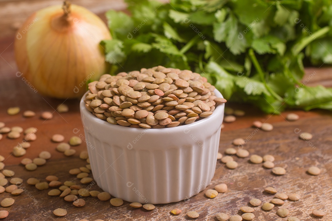 Lentilhas cruas em uma tigela sobre uma mesa de madeira