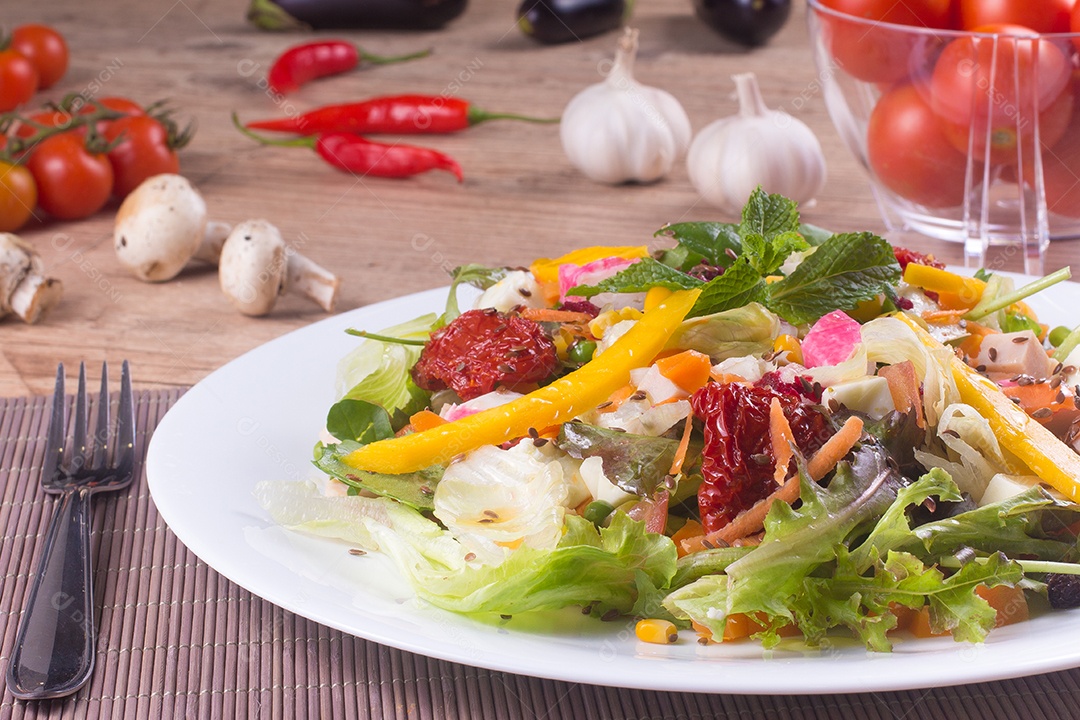 Salada fresca e saudável sobre uma mesa de madeira