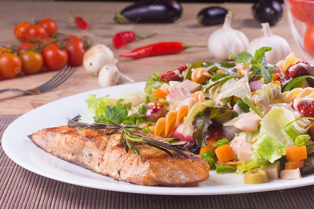Filé de Salmão com Salada Fresca e Saudável sobre uma mesa de madeira