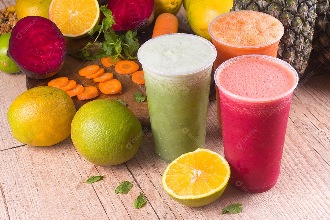 Desintoxicação. Suco Verde com Legumes Frescos e Frutas