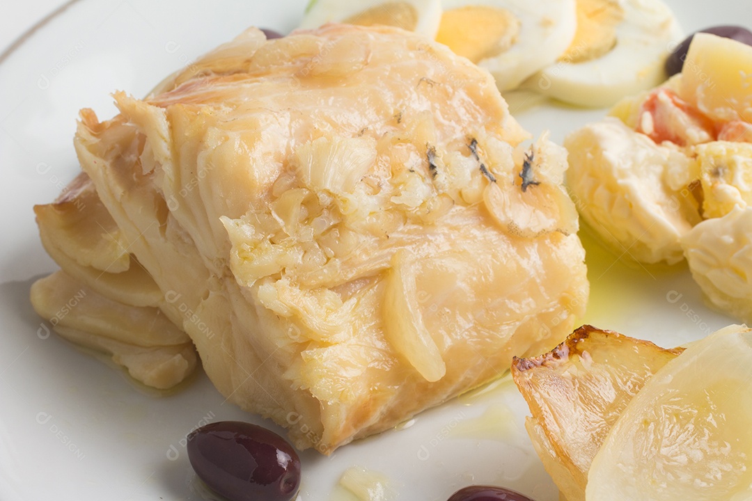 Refeição de Bacalhau Cozido com Azeitonas Pretas e Batata