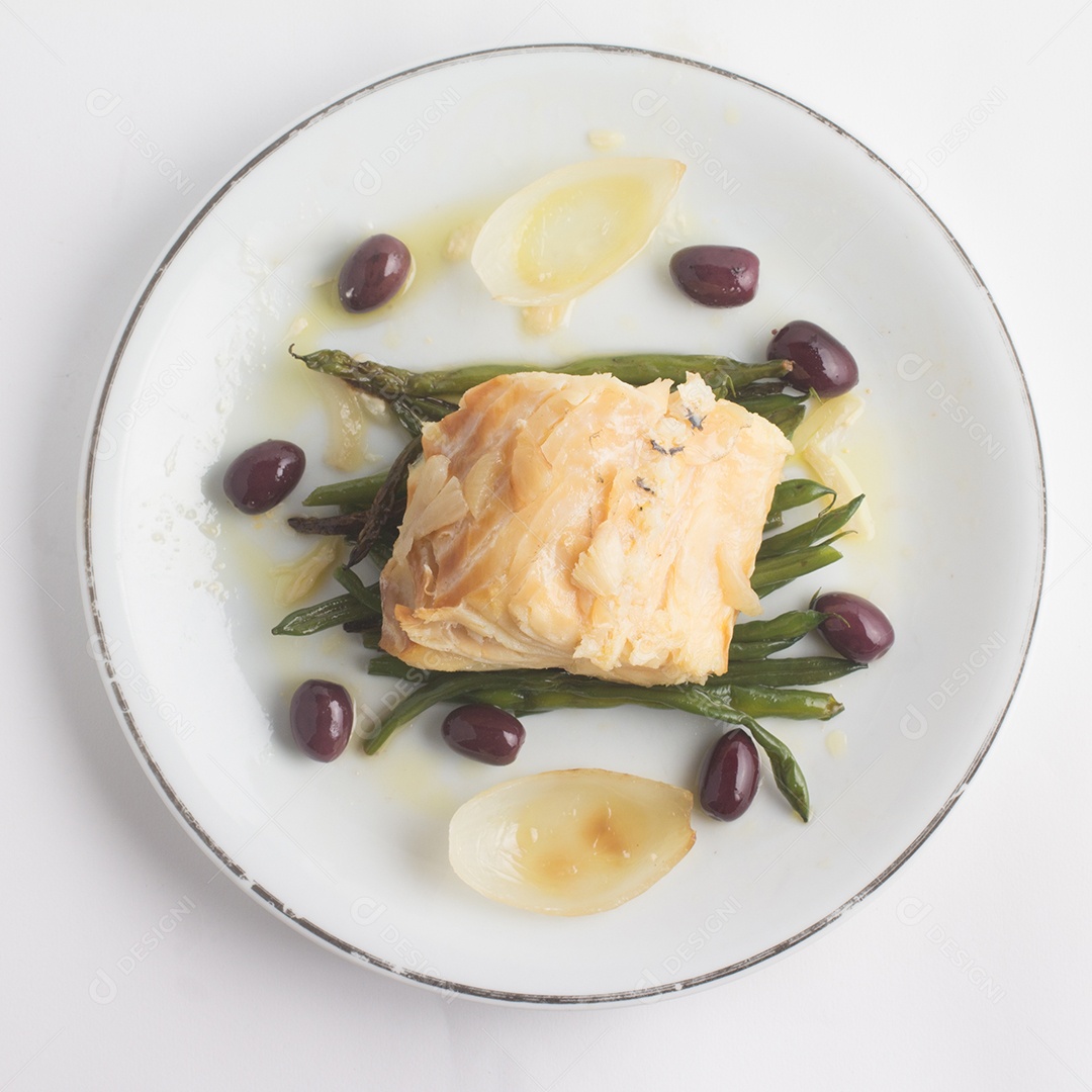 Refeição de Bacalhau Cozido com Azeitonas Pretas e Batata