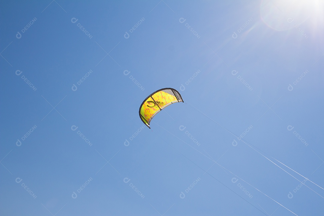 Kite Surf amarelo com lindo céu azul