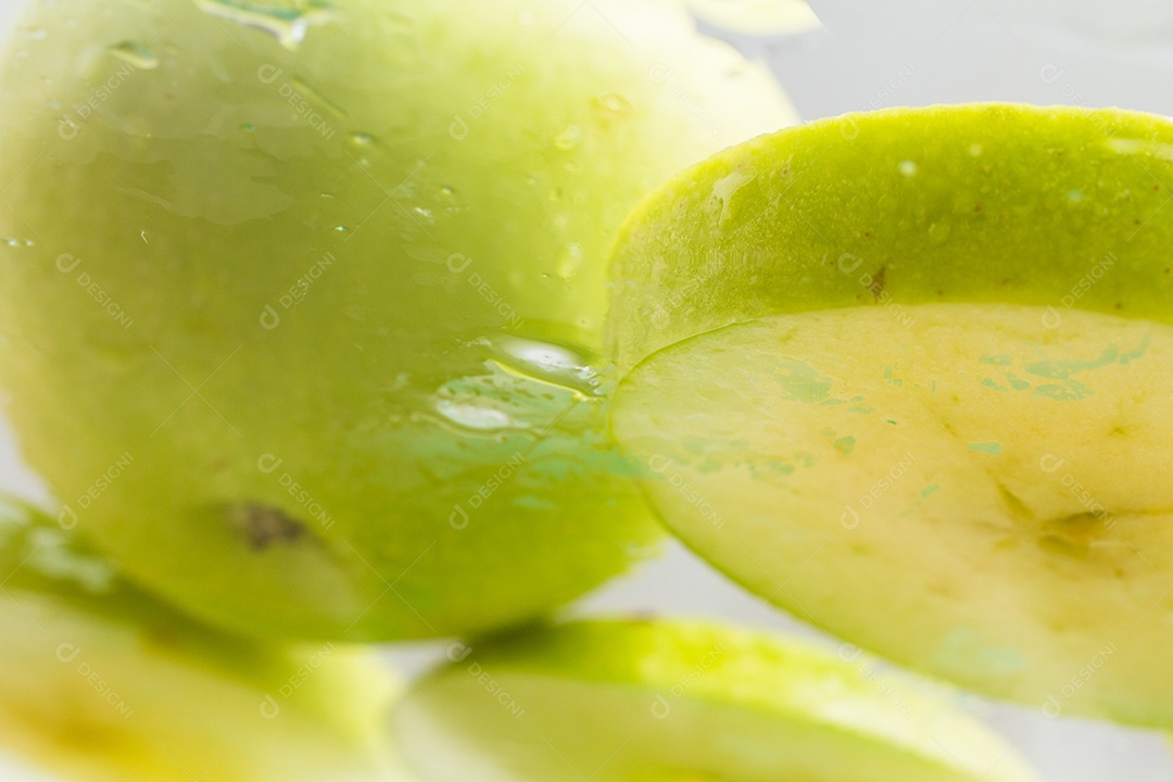 Maçã verde fatiada sobre uma mesa de vidro