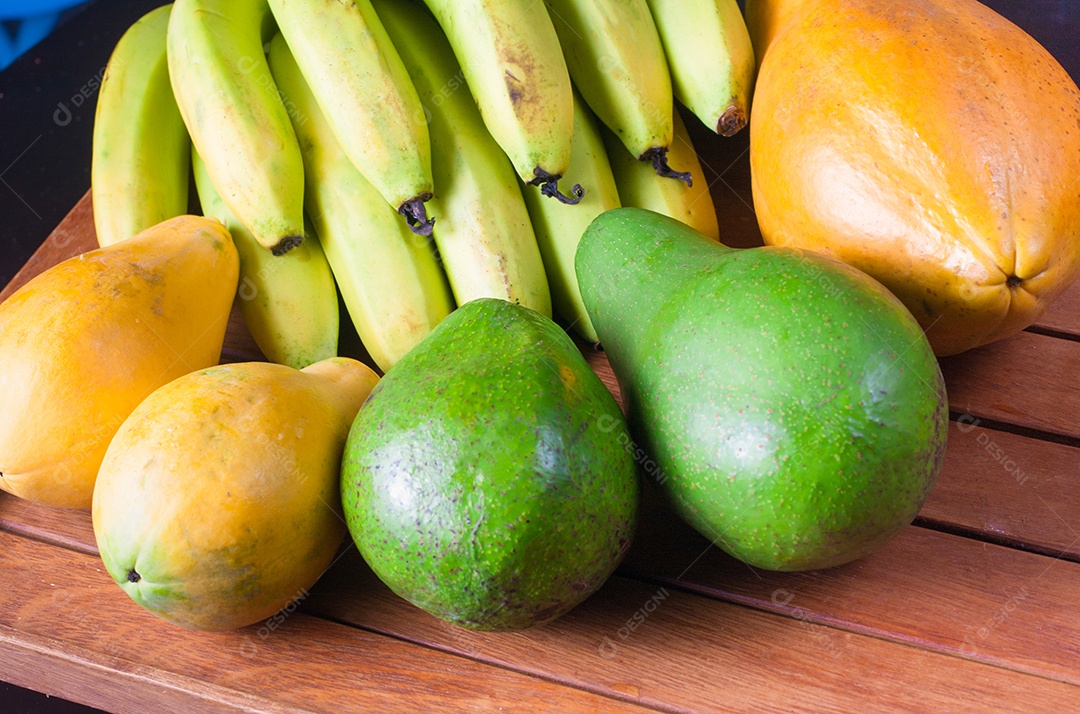 Frutas Frescas Tropicais. abacate, mamão e banana