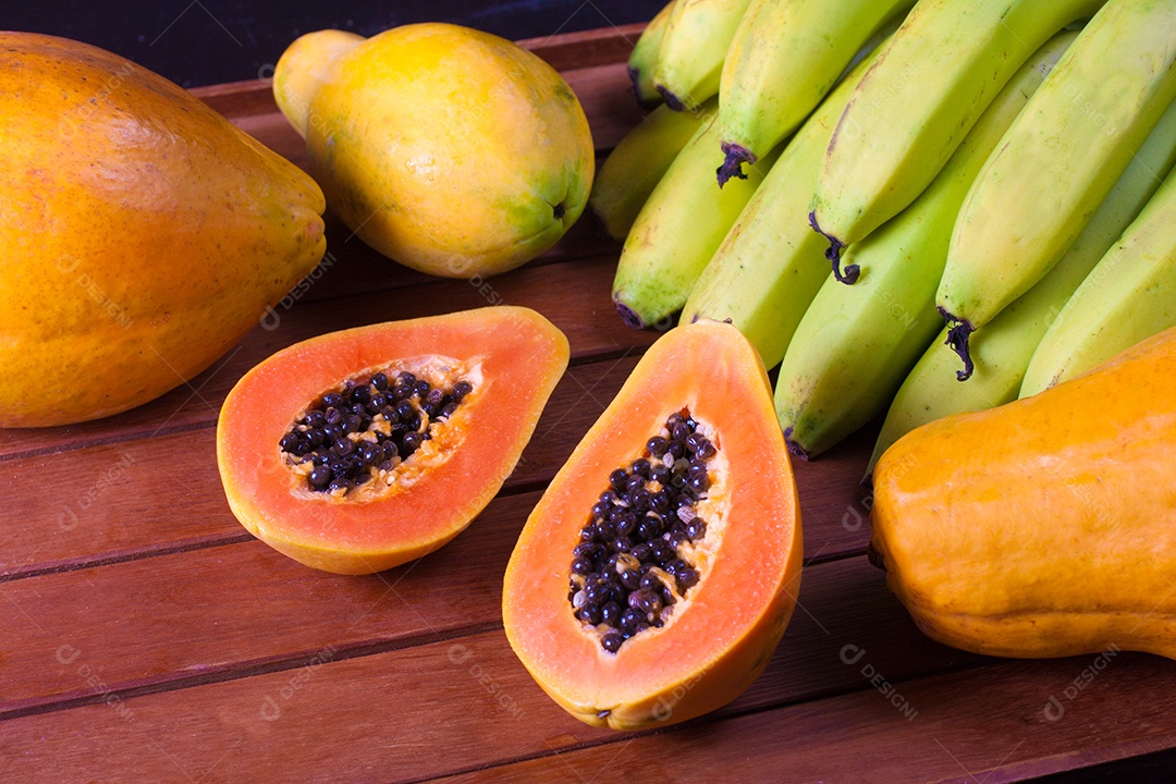 Frutas Frescas Tropicais. Mamão e Banana