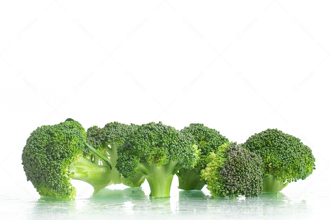 Brócolis cru fresco sobre uma superfície de vidro molhada