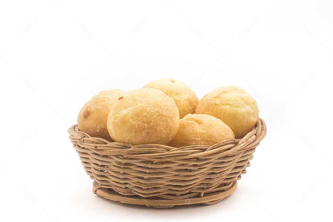 Pão de Queijo Minas Brasileiro em uma cesta isolada
