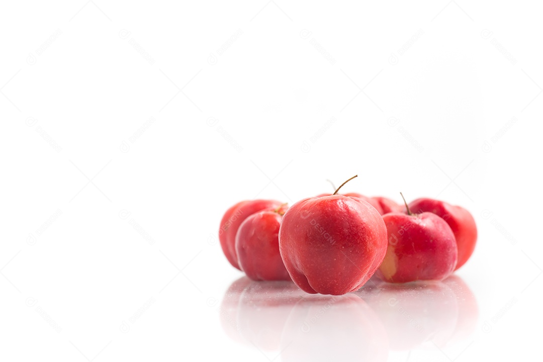 Cereja Acerola Brasileira isolada em fundo branco