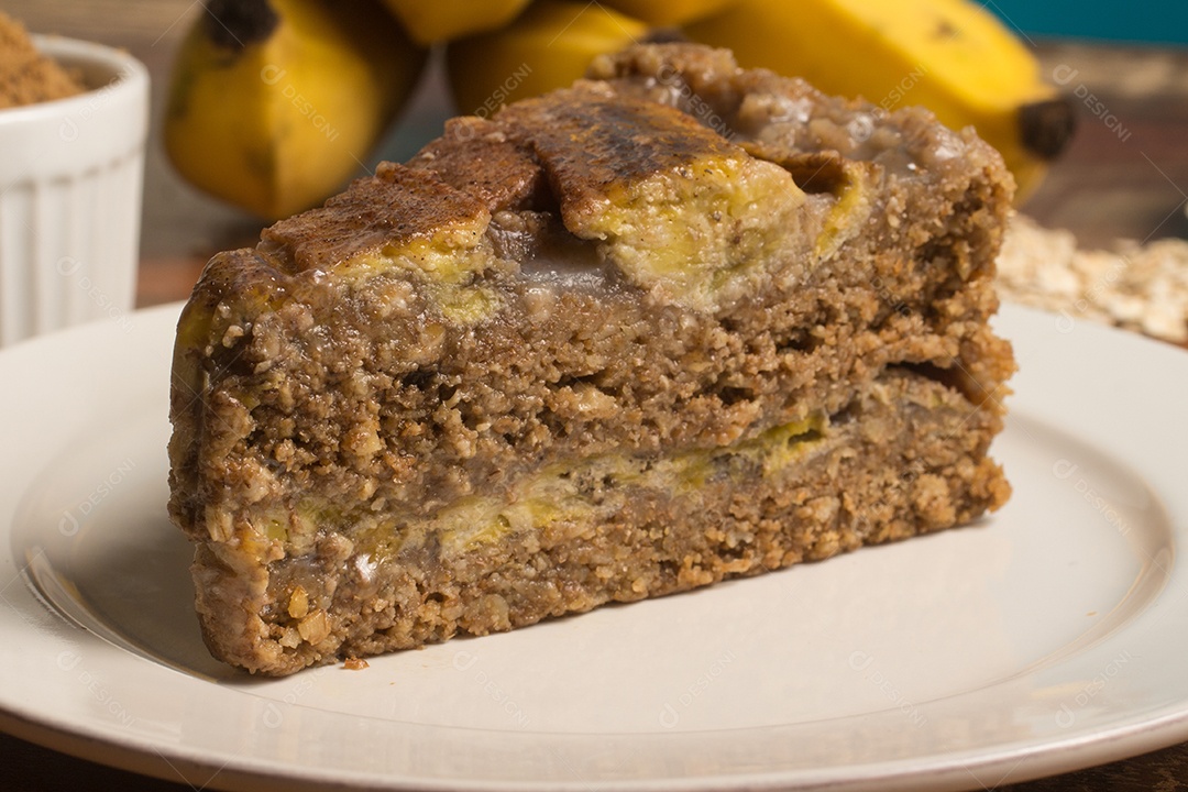Torta de Banana Integral em um prato sobre uma mesa de madeira